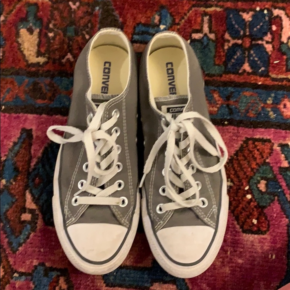 gray low top converse!